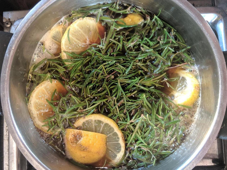 Verwende für deinen Rosmarinsirup Zutaten in Bio-Qualität.