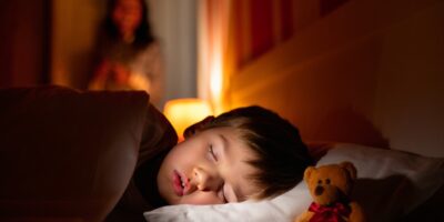 Este gesto que muchos niños hacen al dormir podría ser una señal de alerta que pocos padres conocen