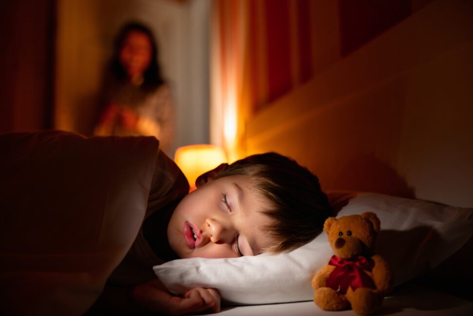 Este gesto que muchos niños hacen al dormir podría ser una señal de alerta que pocos padres conocen