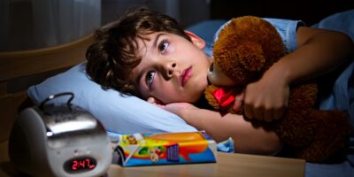 Muchos padres lo hacen sin saberlo: el error diario que afecta el sueño de los niños