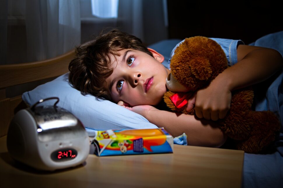 Muchos padres lo hacen sin saberlo: el error diario que afecta el sueño de los niños