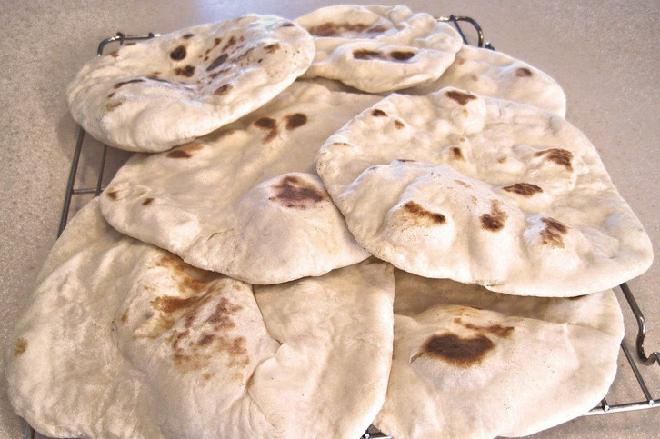 Fladenbrot ist eine der Hauptzutaten von Fattoush.