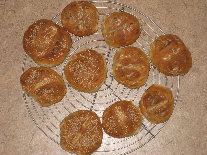 lass-die-aufgebackenen-broetchen-am-gitterrost-abkue-cc0-pixabay-suppenkasper-190919_download Lass die Brötchen nach dem Aufbacken auf dem Gitterrost abkühlen.