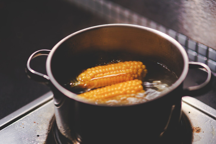 blanchierte-maiskolben-cc0-pixabay-kaboompics-180808_download Auch ganze Maiskolben kannnst du ganz blanchieren.