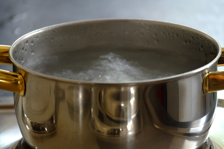 kochtopf-mit-salzwasser-cc0-pixabay-music4life-180808_download Zum Blanchieren brauchst du einen Kochtopf mit kochendem Salzwasser.
