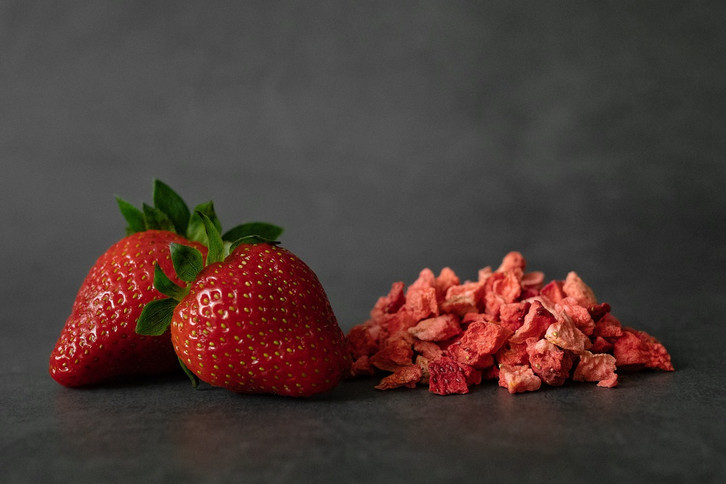 Um Erdbeeren haltbar zu machen, kannst du sie auch trocknen.