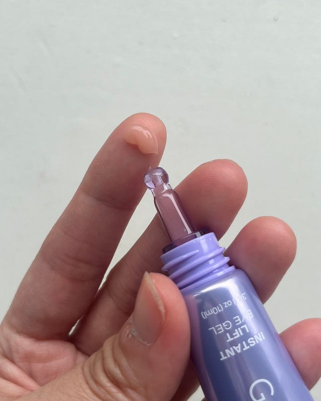 Cosmetic product applicator with gel on fingertip