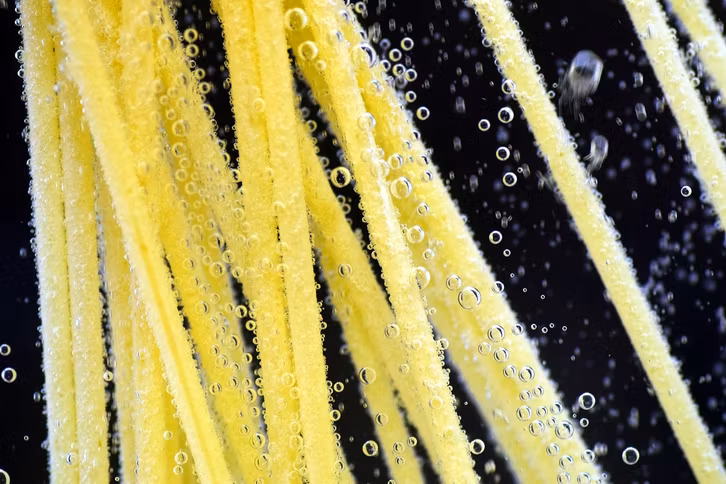 Koche die Spaghetti mit viel Wasser, damit sie darin schwimmen können.