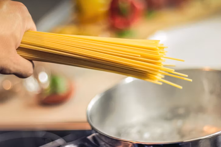 Zum Spaghettikochen brauchst du einen großen Topf.