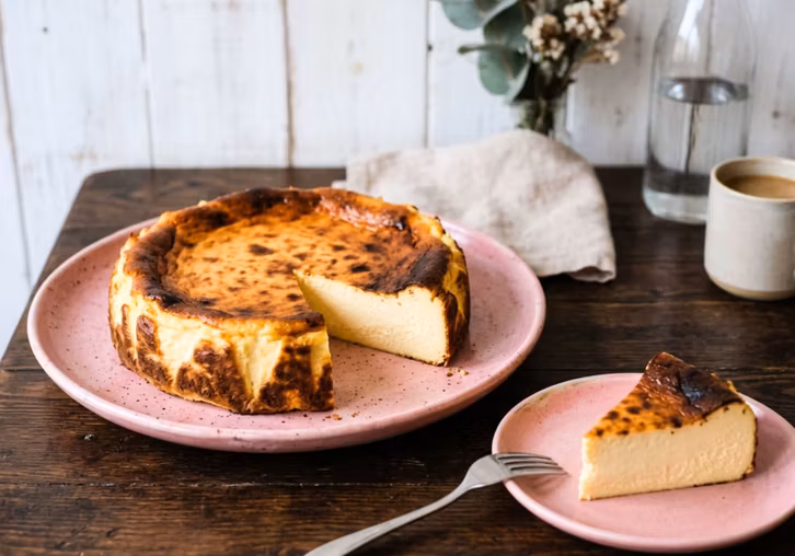 Serviere den schnellen Käsekuchen, wenn er abgekühlt ist.