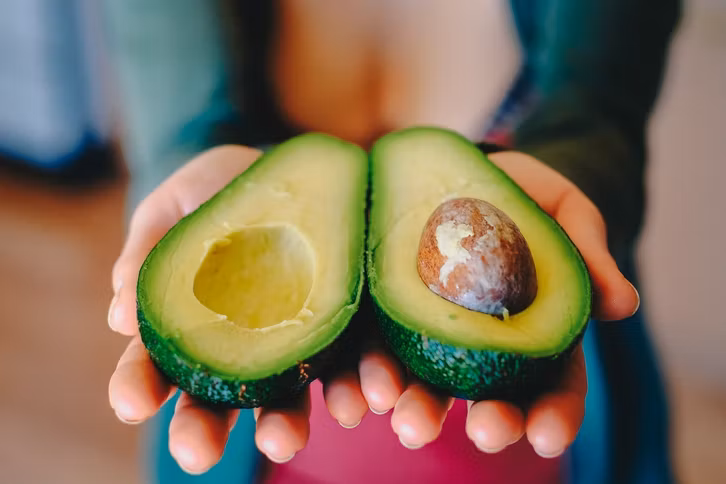 eine-reife-avocado-sollten-keine-braune-stellen-au-cc0-pixabay-coyot-240809_download Una aguacate maduro no debe presentar manchas marrones. Si está marrón por dentro, varias señales indican si aún es apto para comer.