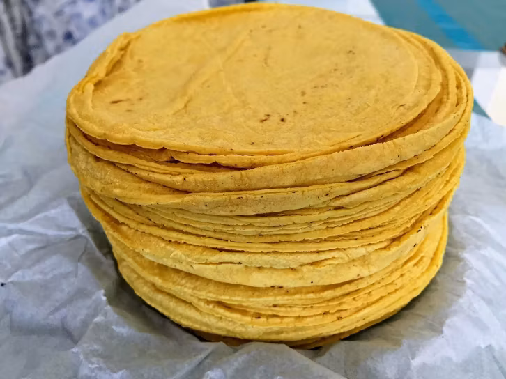 Aus weichen Tortillas lassen sich knusprige Taco Shells herstellen.