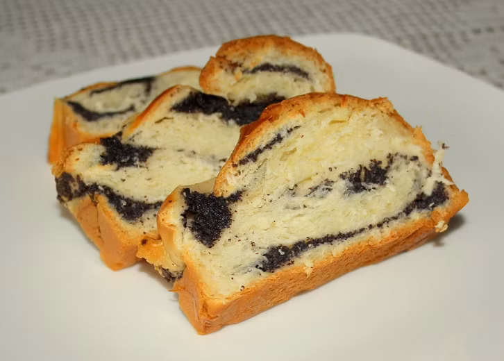 Babka kannst du auch mit Mohn befüllen.