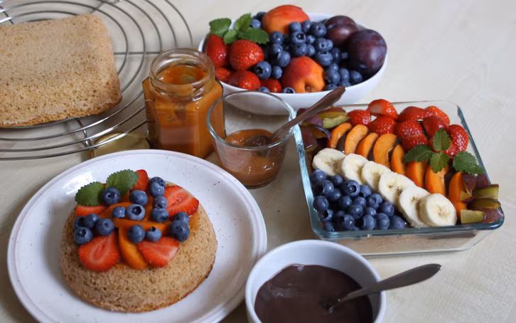 Wenn du einen Obstkuchen frisch servierst, ist es nicht nötig, Tortenguss selber zu machen.