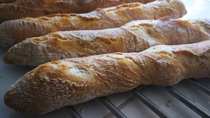 Fertige Wurzelbrote haben eine goldbraune, trockene Kruste.
