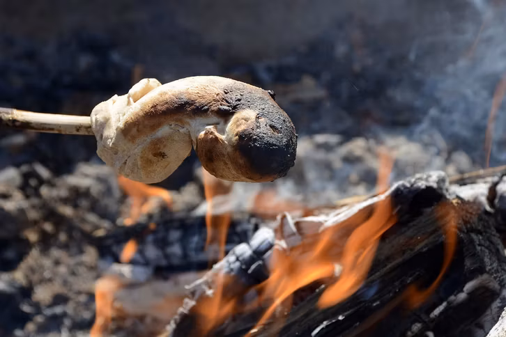 Ein Partyklassiker-Brotrezept: Stockbrot.