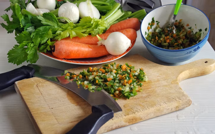 Eine klassische Tomatensauce kommt ohne zusätzliches Gemüse aus.