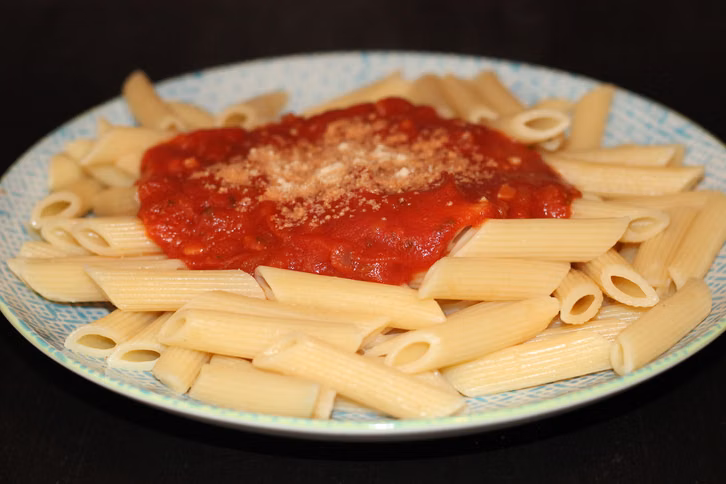 guten-appetit-foto-jana-fischer-utopia-171023_download Genieße das Tomatensugo pur mit Nudeln oder verfeinere es mit Gemüse.
