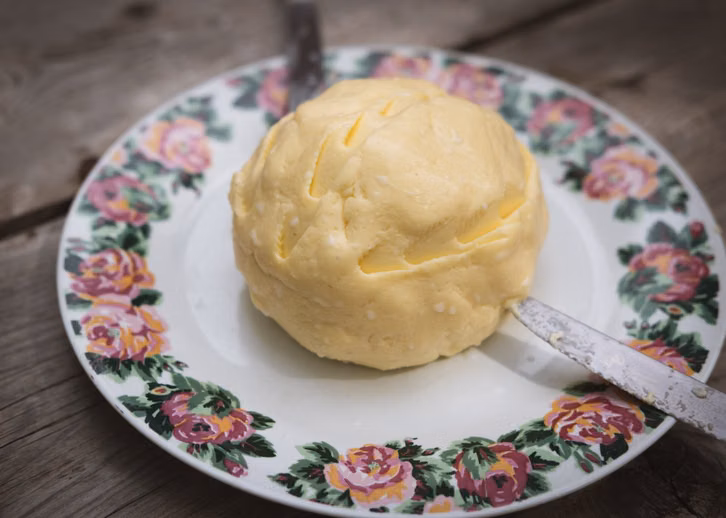 Faustregel für cremigen Kartoffelbrei: Die Milch sollte warm, die Butter kalt sein.