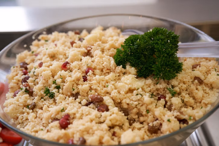 Couscous- und Bulgursalate sättigen, schmecken aber trotzdem sommerlich leicht.