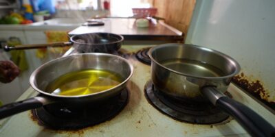 Aceite de oliva vs aceite de girasol: cuál aguanta mejor la sartén sin volverse dañino