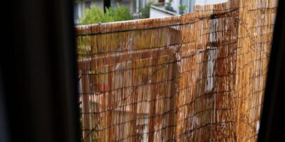 El seto artificial está sustituyendo al cañizo en las terrazas este verano y aguanta mucho mejor