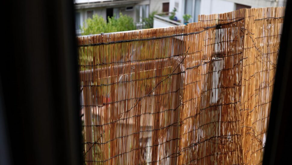 El seto artificial está sustituyendo al cañizo en las terrazas este verano y aguanta mucho mejor