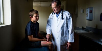 Los médicos explican la artrosis de rodilla: señales tempranas y qué hacer