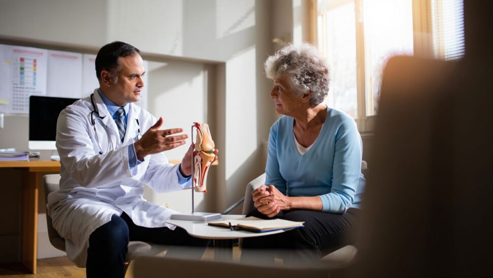 Los médicos explican la artrosis de rodilla: señales tempranas y qué hacer