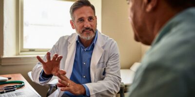Los médicos explican por qué se te duermen las manos por la noche