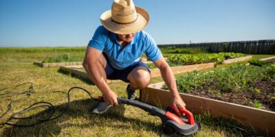 Se acabó desherbar de rodillas a 35 grados: este método de verano necesita diez minutos por semana