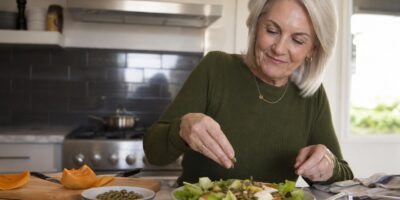 10 alimentos ricos en hierro que los médicos recomiendan después de los 50