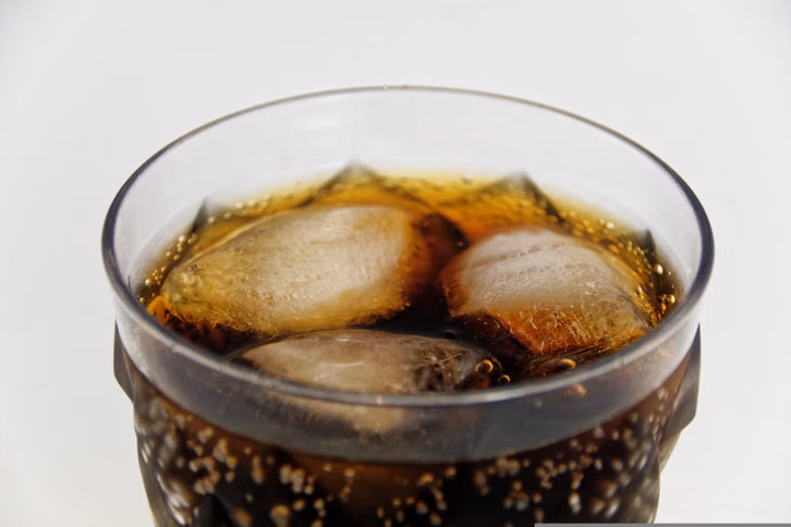 Der süßliche Duft der Cola Zero zieht Wespen an.
