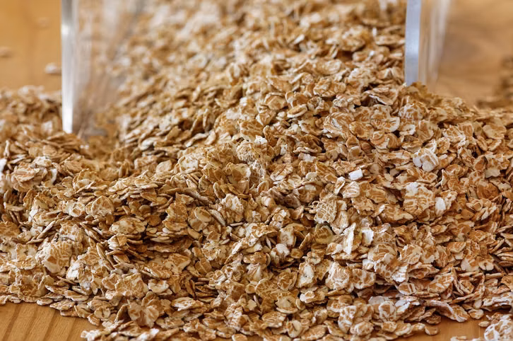 Sowohl Hafer- als auch Dinkelflocken sind gesund und liefern viele Vitamine.