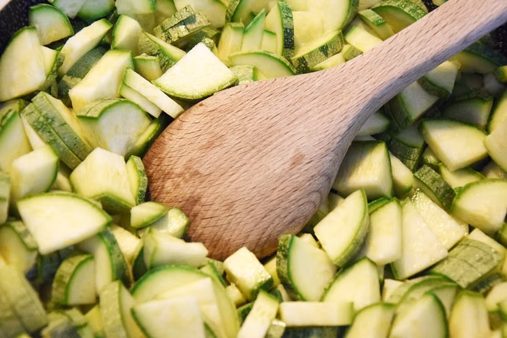 Wenn du Zucchini einfrieren willst, schneide sie am besten in Stücke oder Scheiben.