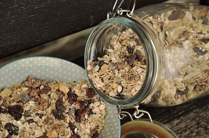 Dinkelflocken und Haferflocken sind beliebte Zutaten für Müsli.