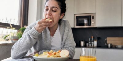 A qué hora conviene comer la fruta según los nutricionistas
