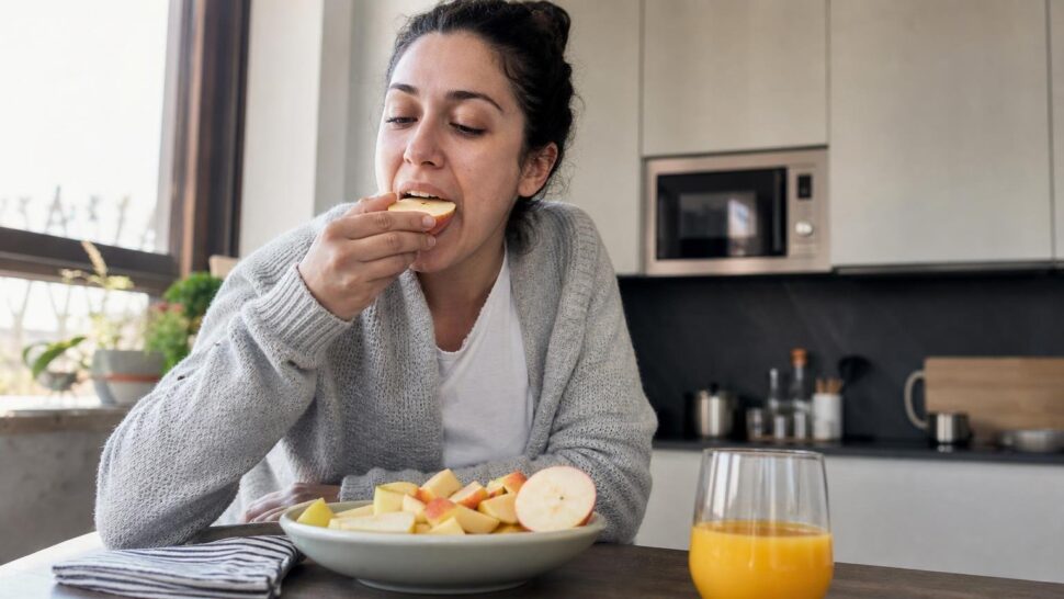 A qué hora conviene comer la fruta según los nutricionistas