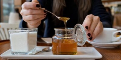 Azúcar vs miel: cuál conviene más según los nutricionistas