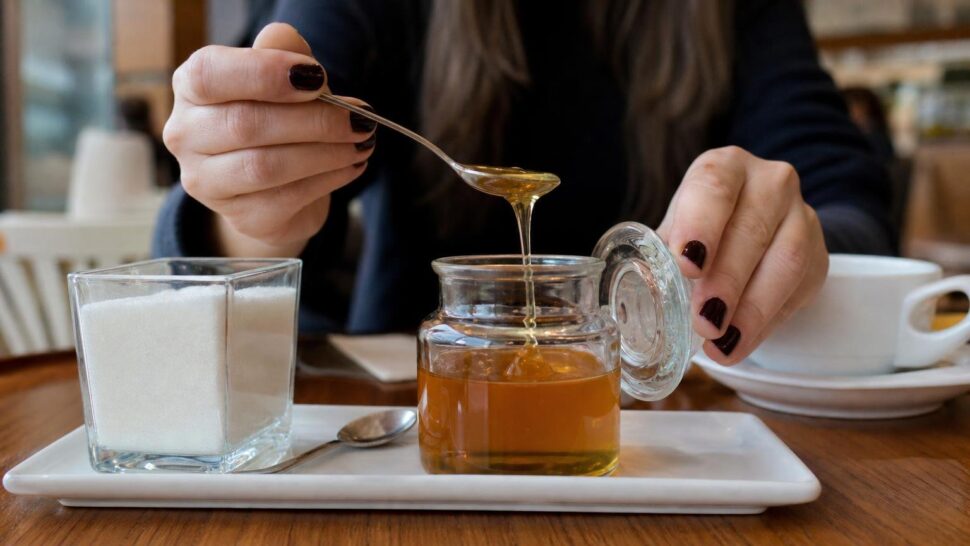 Azúcar vs miel: cuál conviene más según los nutricionistas