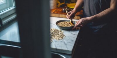 Comer avena todos los días: esto es lo que cambia en tu colesterol