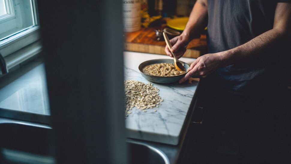 Comer avena todos los días: esto es lo que cambia en tu colesterol