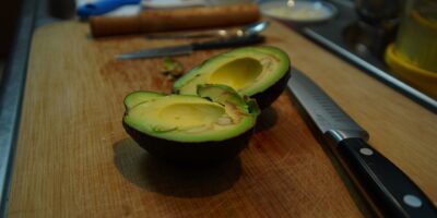 Cómo conservar el aguacate abierto para que no se ponga negro en horas