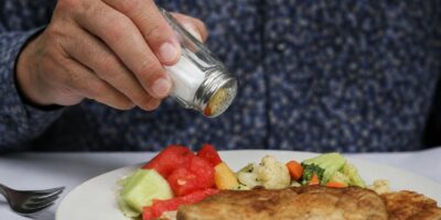 Cuánta sal se puede tomar al día sin que suba la presión