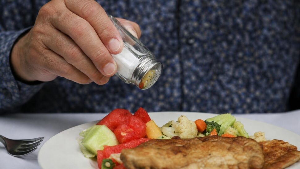 Cuánta sal se puede tomar al día sin que suba la presión