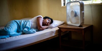 Dormir con el ventilador encendido toda la noche: esto dicen los médicos