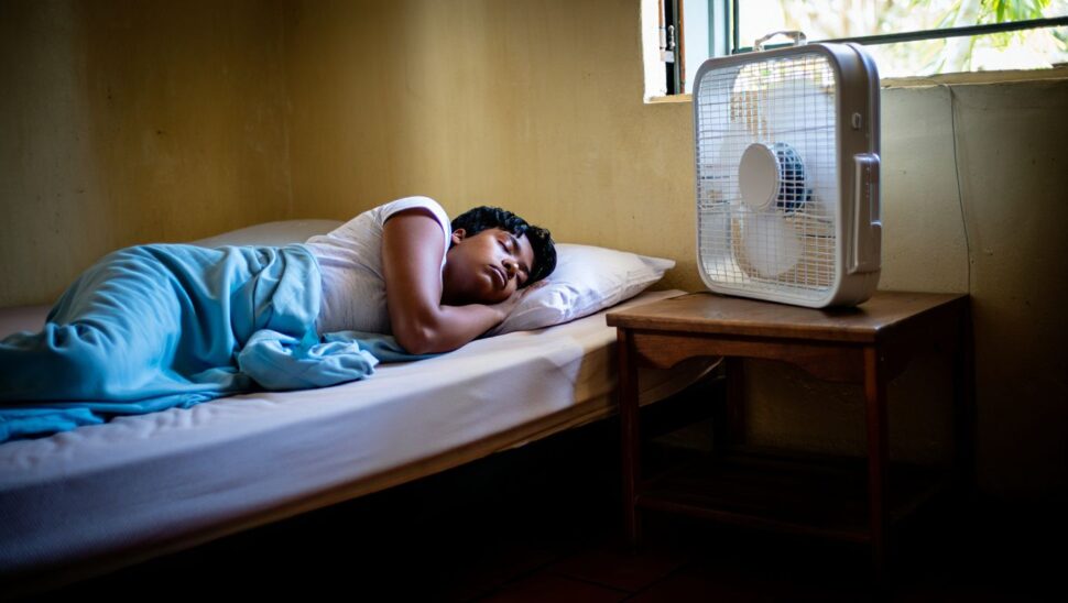 Dormir con el ventilador encendido toda la noche: esto dicen los médicos