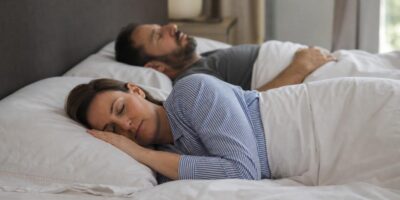 Dormir de lado o boca arriba: los traumatólogos dicen cuál conviene