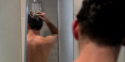 Ducharse por la mañana o por la noche: los dermatólogos dicen cuál conviene