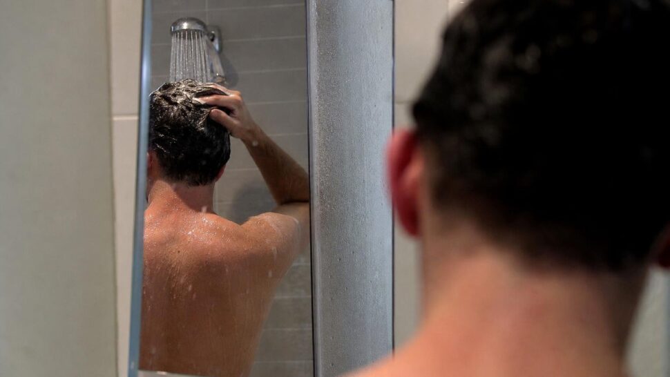 Ducharse por la mañana o por la noche: los dermatólogos dicen cuál conviene